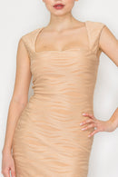 Vestido entallado elegante con textura y escote cuadrado