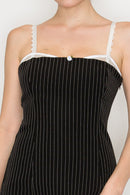 Vestido corto de tirantes con diseño de líneas