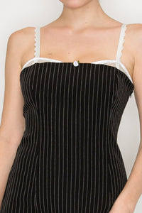 Vestido corto de tirantes con diseño de líneas