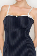 Vestido corto de tirantes con rayas y detalle blanco