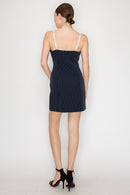 Vestido corto de tirantes con rayas y detalle blanco