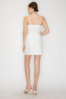 Vestido corto de tirantes con diseño de líneas