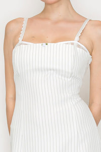 Vestido corto de tirantes con diseño de líneas