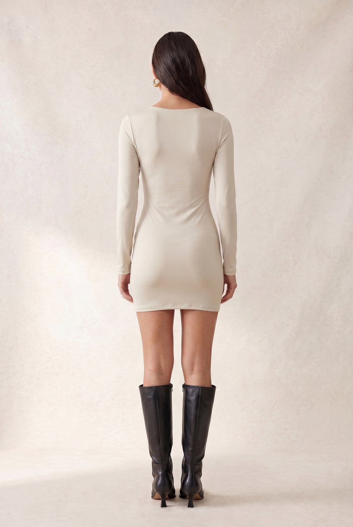 Vestido manga larga con hebilla dorada