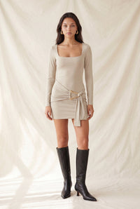 Vestido manga larga con hebilla dorada