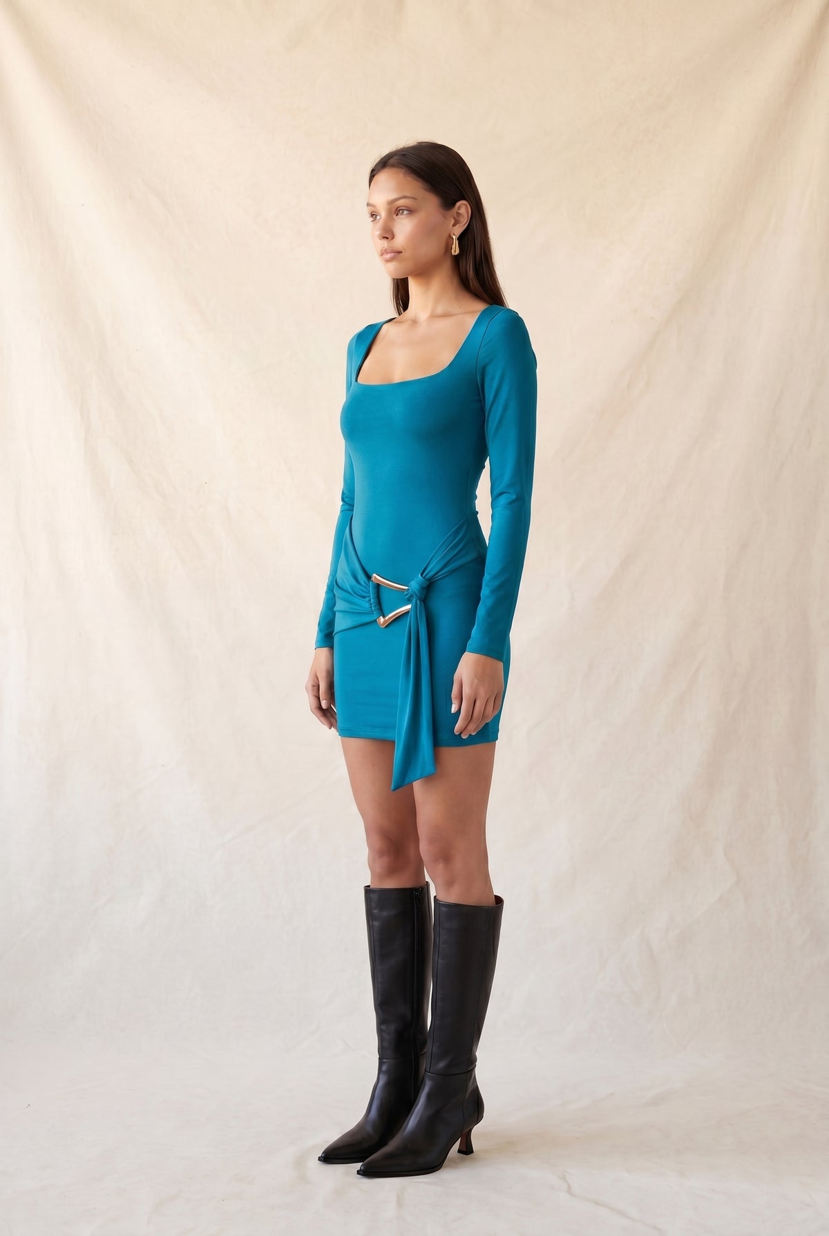 Vestido manga larga con hebilla dorada