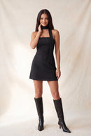 Vestido mini con bufanda al cuello