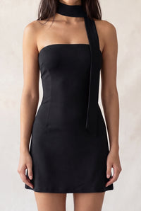 Vestido mini con bufanda al cuello