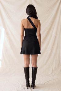 Vestido mini con bufanda al cuello