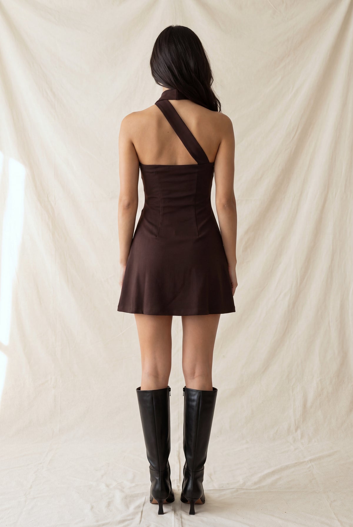 Vestido mini con bufanda al cuello