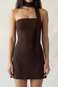 Vestido mini con bufanda al cuello