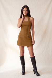 Vestido mini con bufanda al cuello