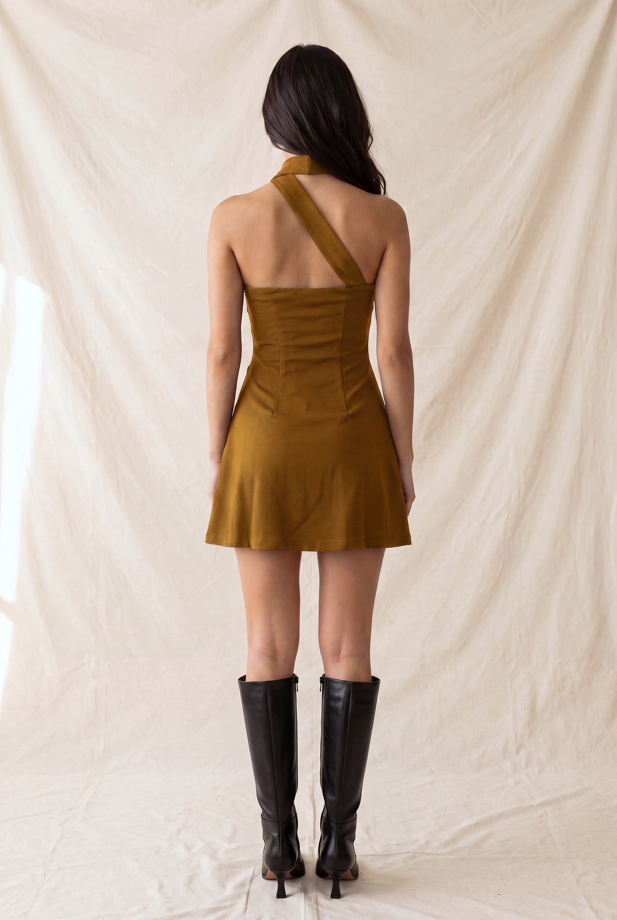 Vestido mini con bufanda al cuello