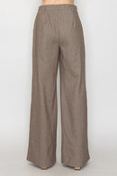 Pantalón recto con pinzas y pretina ancha