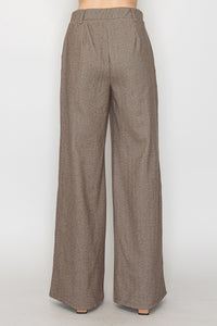 Pantalón recto con pinzas y pretina ancha