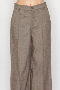 Pantalón recto con pinzas y pretina ancha