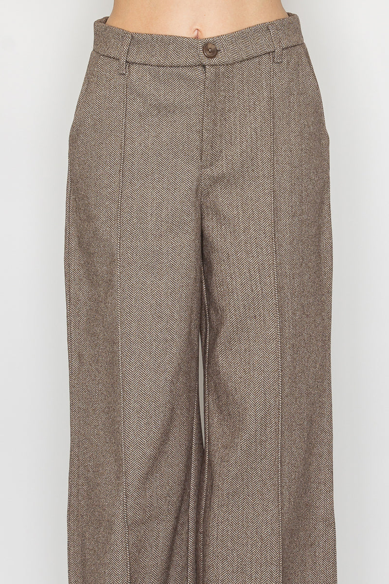 Pantalón recto con pinzas y pretina ancha