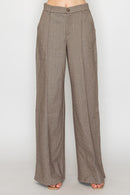 Pantalón recto con pinzas y pretina ancha