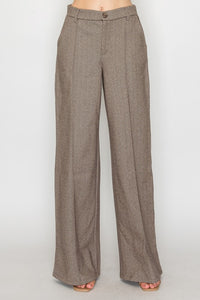 Pantalón recto con pinzas y pretina ancha