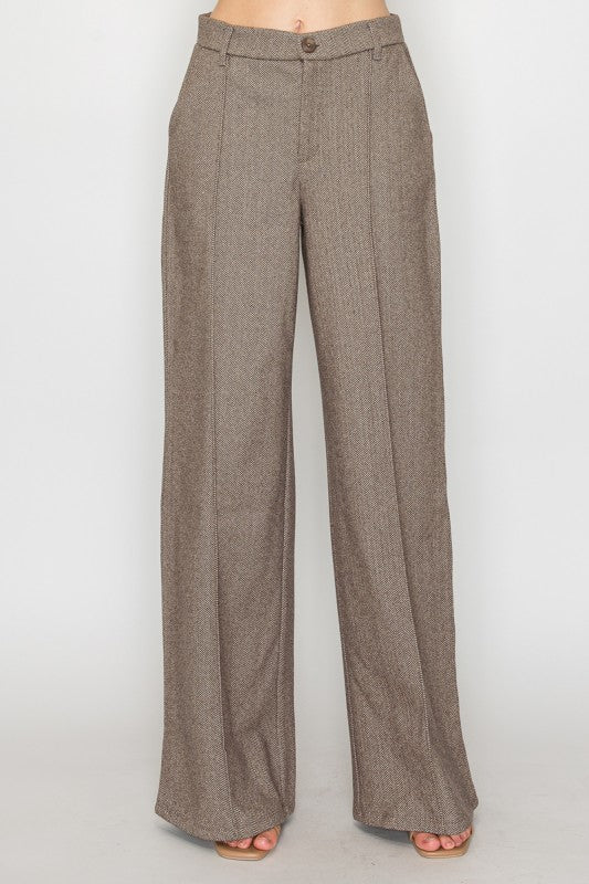 Pantalón recto con pinzas y pretina ancha