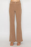 Pantalón corte acampanado con textura