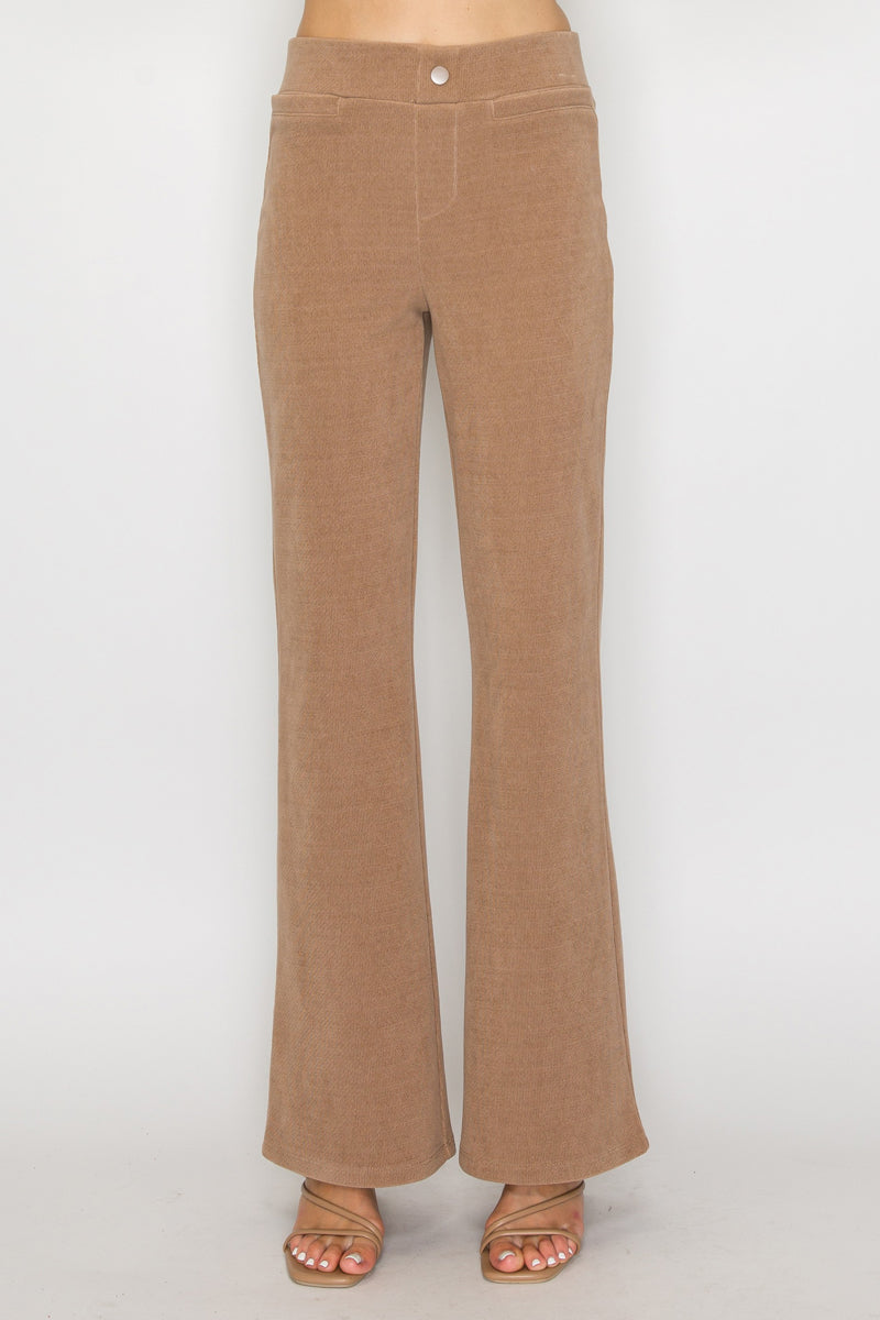 Pantalón corte acampanado con textura