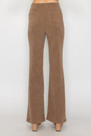 Pantalón corte acampanado con textura