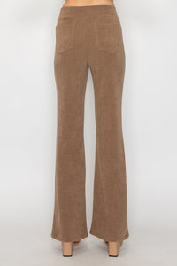 Pantalón corte acampanado con textura