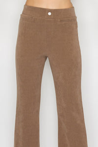 Pantalón corte acampanado con textura