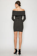 Vestido corto de rayas con hombro descubierto