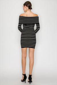 Vestido corto de rayas con hombro descubierto