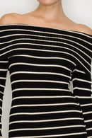 Vestido corto de rayas con hombro descubierto