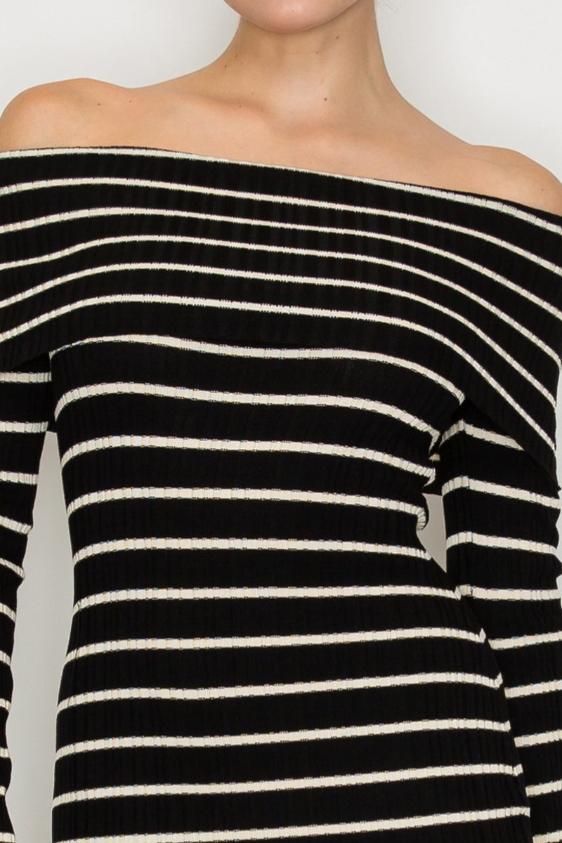 Vestido corto de rayas con hombro descubierto