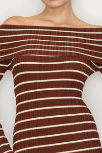 Vestido corto de rayas con hombro descubierto