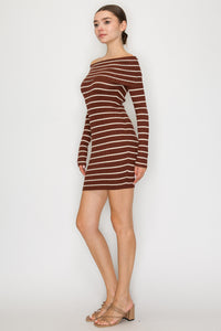 Vestido corto de rayas con hombro descubierto