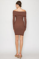 Vestido corto de rayas con hombro descubierto