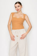Blusa Marron Con Textura y Corte en la Espalda