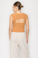 Blusa Marron Con Textura y Corte en la Espalda