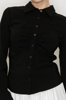 Camisa de manga larga con frunces y botones al frente