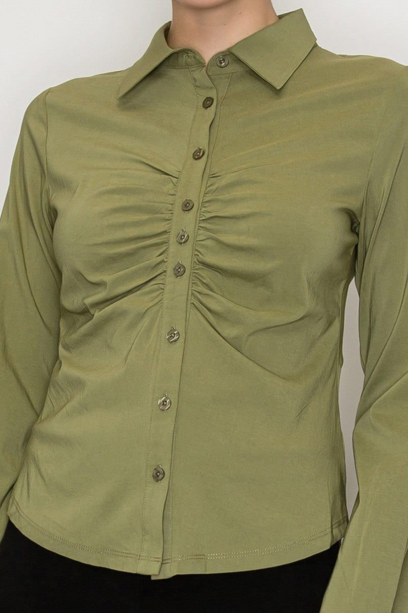 Camisa de manga larga con frunces y botones al frente