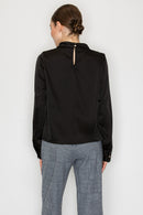 Blusa satinada negra de cuello drapeado