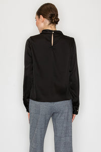 Blusa satinada negra de cuello drapeado