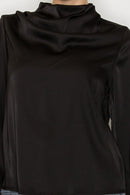 Blusa satinada negra de cuello drapeado
