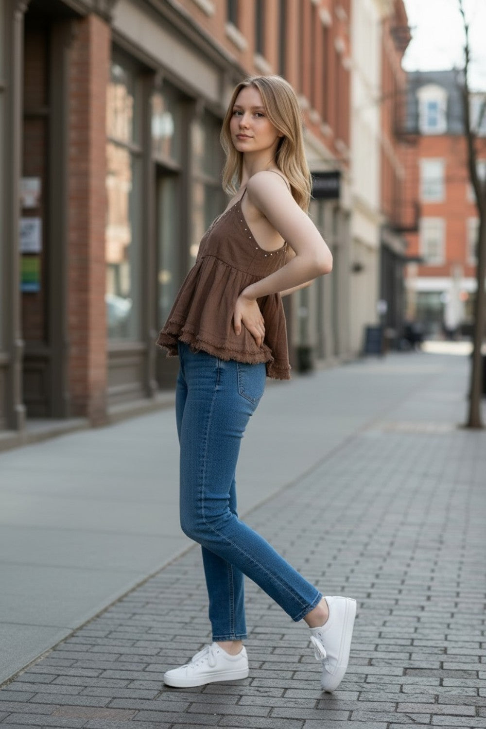 Blusa casual de tirantes con vuelo