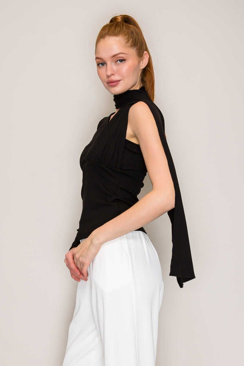 Blusa asimétrica de un hombro con bufanda