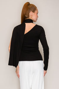 Blusa asimétrica de un hombro con bufanda