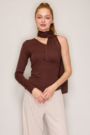 Blusa asimétrica de un hombro con bufanda