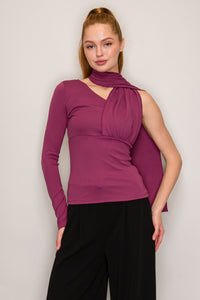 Blusa asimétrica de un hombro con bufanda