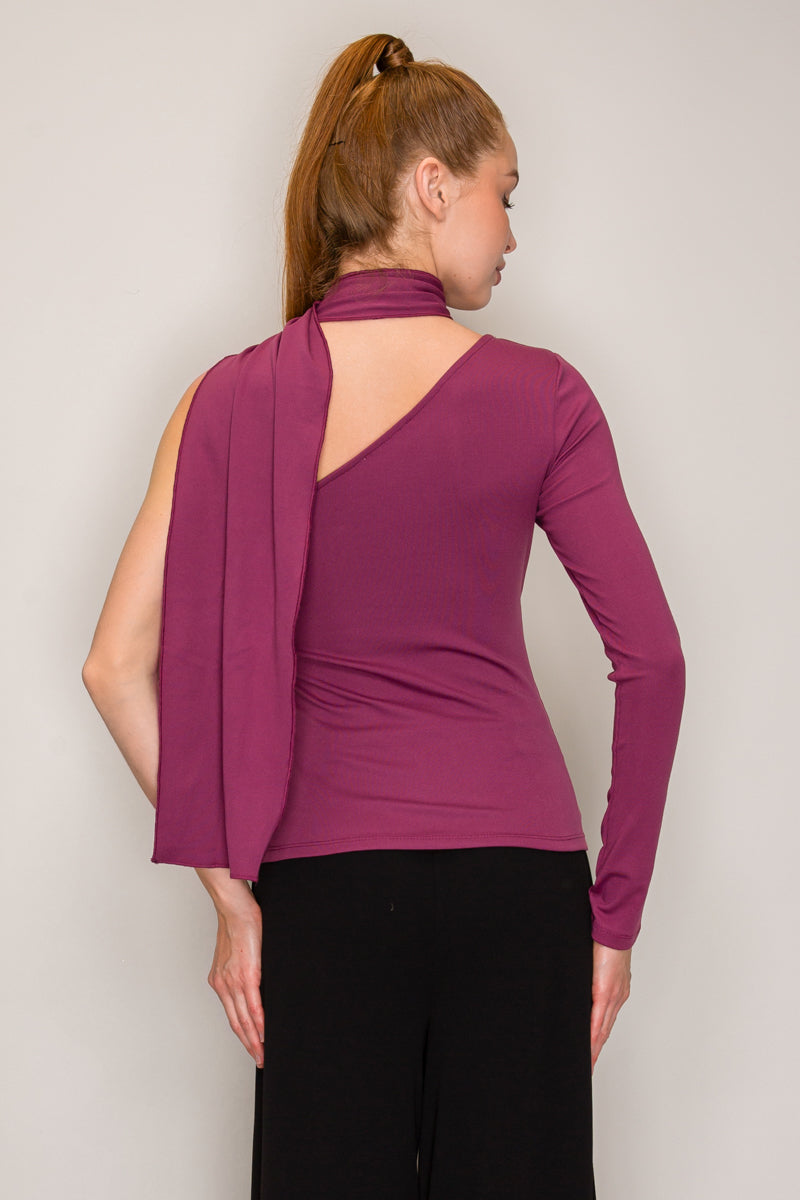 Blusa asimétrica de un hombro con bufanda