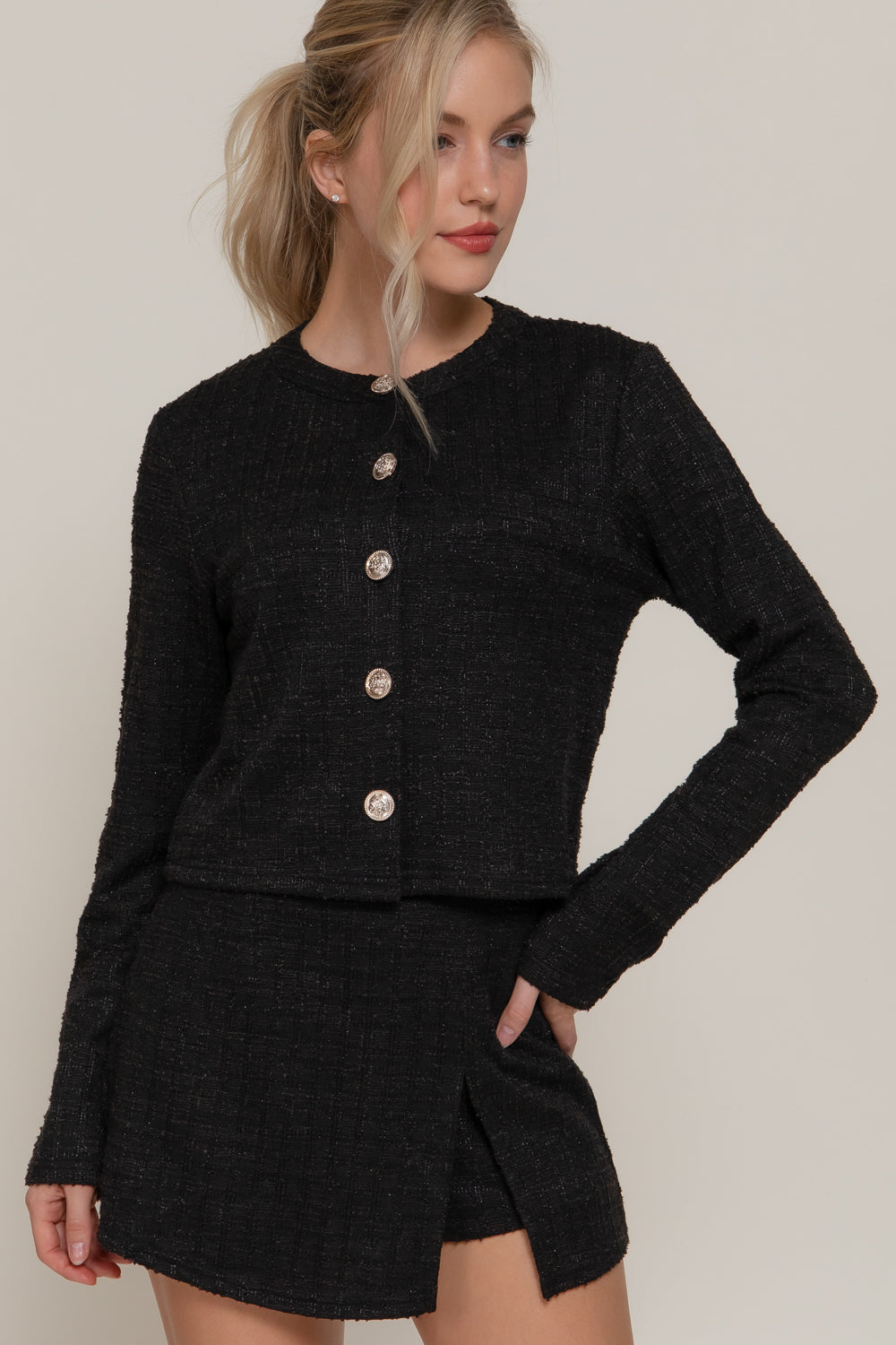 Saco corto con botones decorativos y textura tipo tweed